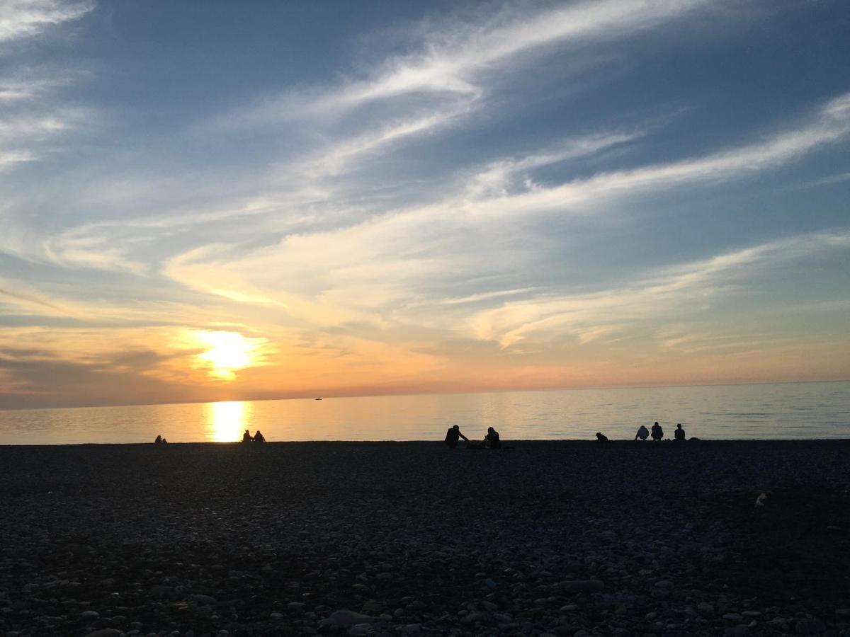 Babi Home Batoemi Buitenkant foto